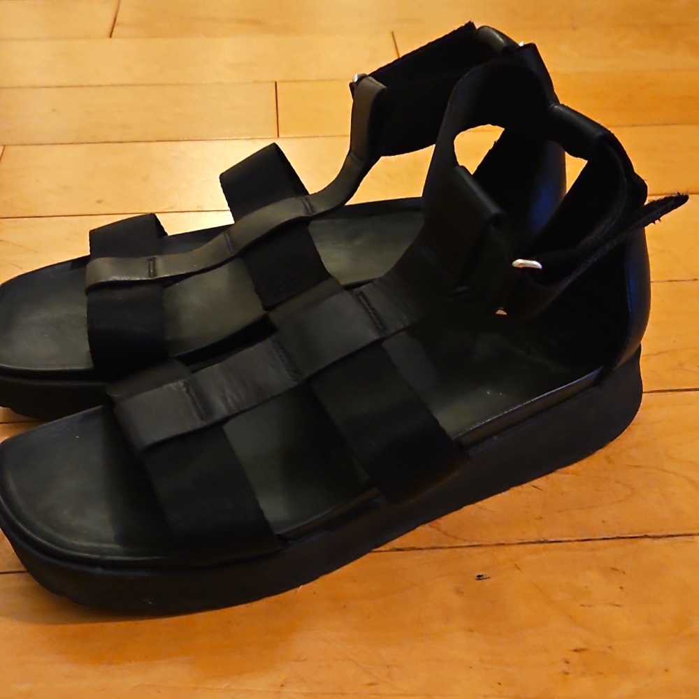 UGG Eeba Black Sandal Size 9